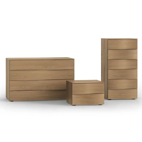 Σετ κρεβατοκάμαρας Santa Lucia: Χαμηλή συρταριέρα, κομοδίνο και ψηλή στήλη με ξύλινο πλαίσιο και κυματιστές προσόψεις.