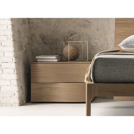 Μοντέρνο κομοδίνο Spot σε δωμάτιο με πέτρινο τοίχο.