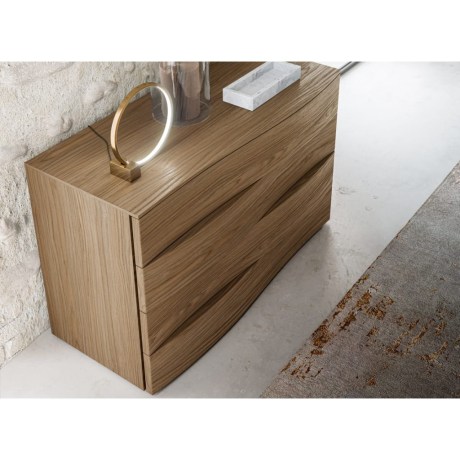 Κοντινή λήψη της συρταριέρας Spot Mix 4 συρταρίων με εστίαση στο ανάγλυφο τρισδιάστατο εφέ.