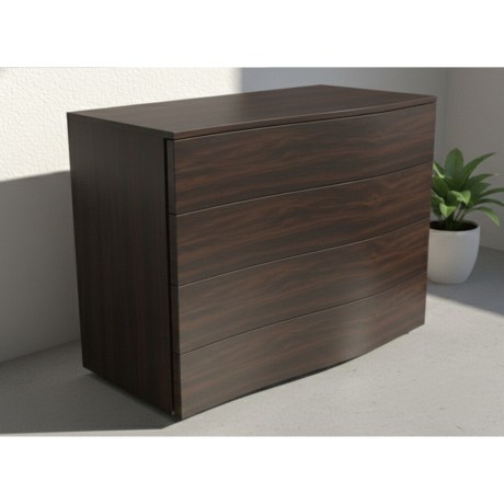 Χαμηλή συρταριέρα Spot Santa Lucia με 4 συρτάρια και χαρακτηριστικό κυματιστό σχεδιασμό μίας κατεύθυνσης.