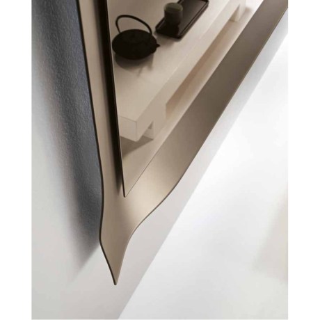 Λεπτομέρεια του ανάγλυφου πλαισίου του καθρέφτη Taba με εφέ κύματος.