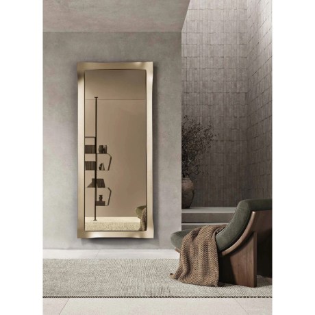 Ολόσωμος καθρέφτης Taba Bronze Satinized σε minimal εσωτερικό χώρο.
