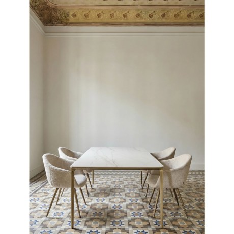 Τραπέζι Slim Sovet Italia με λευκή επιφάνεια Dekton και χρυσή βάση.