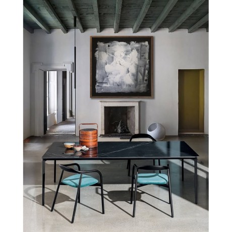 Minimal τραπέζι Slim Sovet Italia με μαύρη κεραμική επιφάνεια.